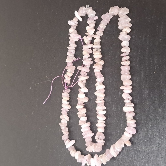 String of polished Kunzite gemstone chips - Picture 2 of 5